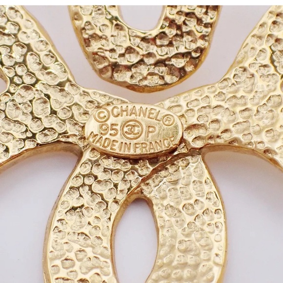 💝 Authentic CHANEL 94P CC Logos Round Brooch gold 💝 - Picture 5 of 5